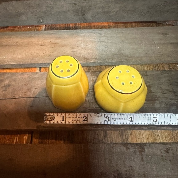 Vintage Paden City Pottery Minion Mandarín Yellow  1950s Salt & Pepper Shakers - Picture 7 of 8